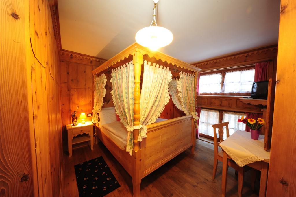 Chalet Alpenrose Bio Wellness Naturhotel Cogolo Habitación foto